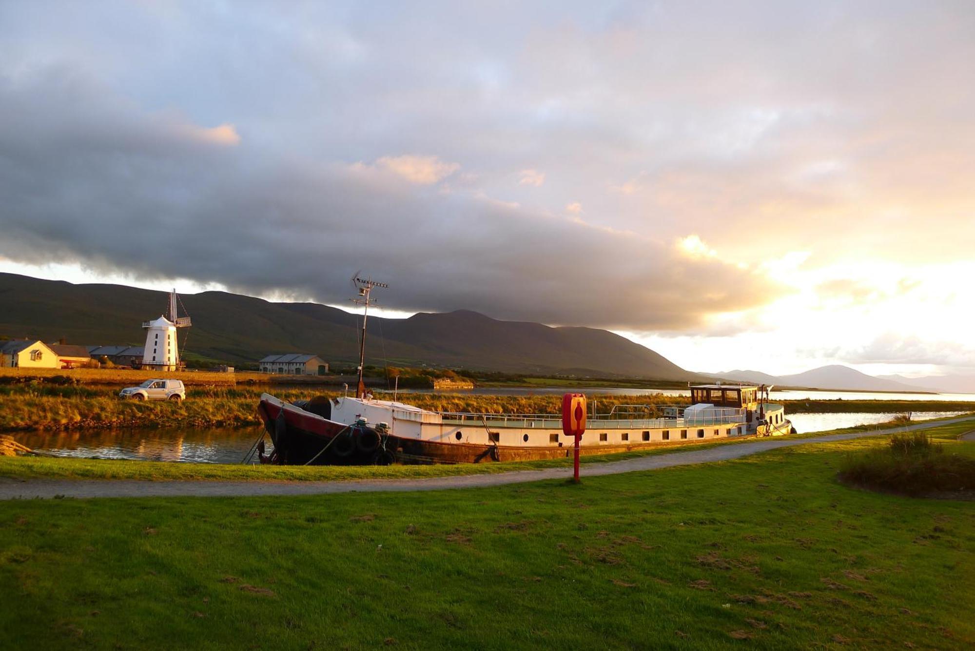 Keanes Of Curraheen, Bar, Restaurant & Accommodation ทราลี ภายนอก รูปภาพ