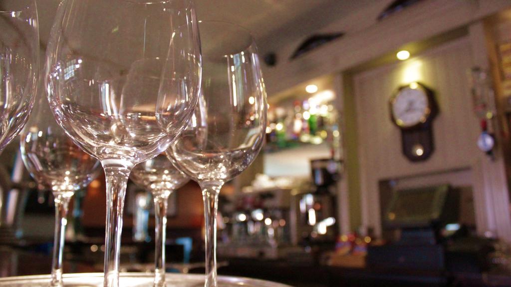 Keanes Of Curraheen, Bar, Restaurant & Accommodation ทราลี ภายนอก รูปภาพ