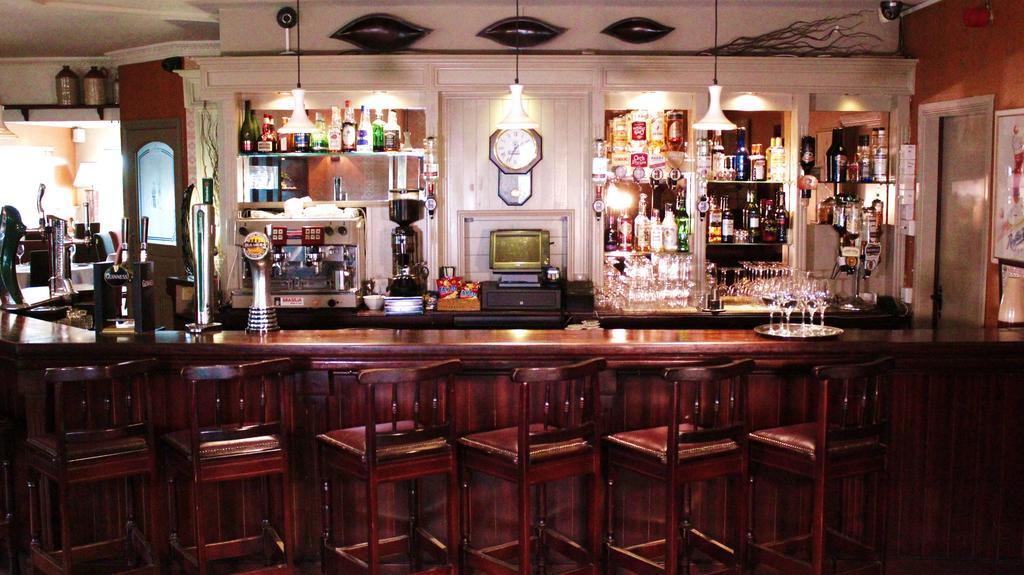Keanes Of Curraheen, Bar, Restaurant & Accommodation ทราลี ภายนอก รูปภาพ